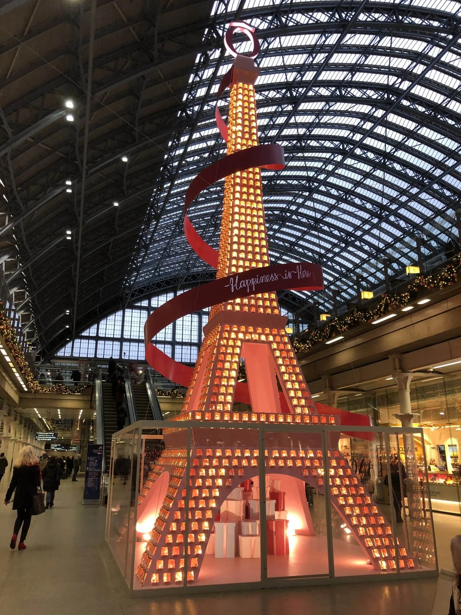 Lancôme&#039;s Eiffel Tower at St Pancras station