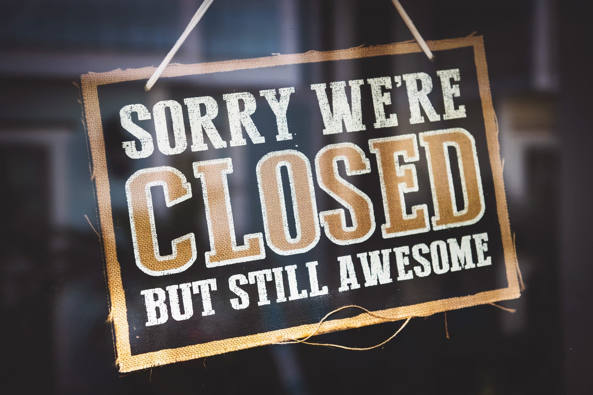 retail store closed sign